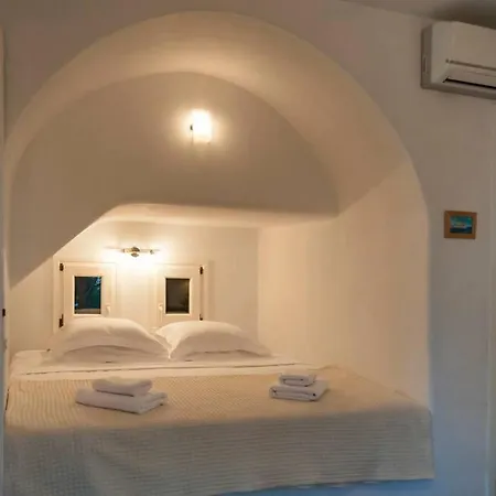 Willa Pure White Seven-bedroom - 4,736 Sq Ft Or 440sqm - Sleeps Up To 16 *